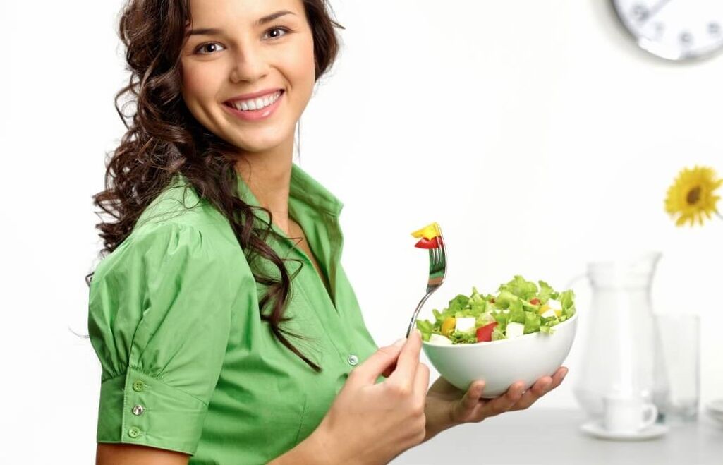 გოგონა ჭამს ბოსტნეულის სალათს 6 ფურცლიან დიეტაზე